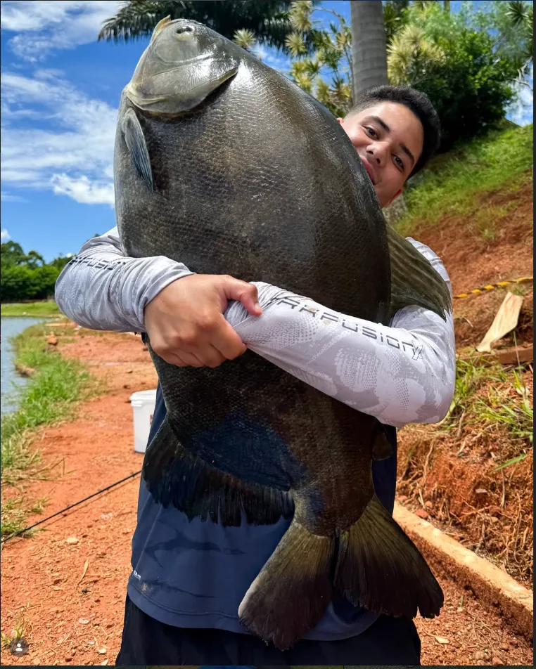 Jovem com tambaqui fisgado no Pesque-Pague Taguatinga