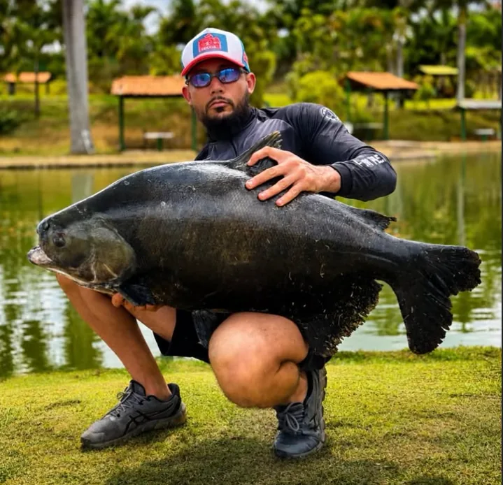 Pescador com tambaqui no Pesque-Pague Taguatinga