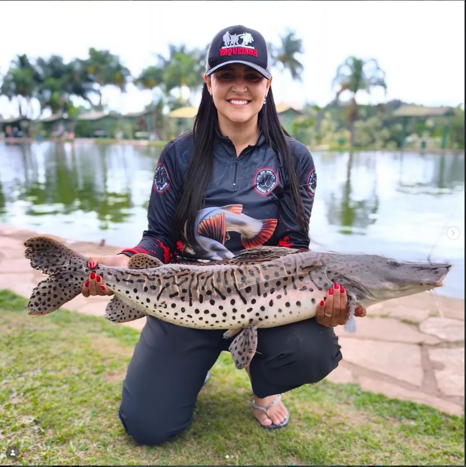 Pescadora com peixe no Pesque-Pague Taguatinga